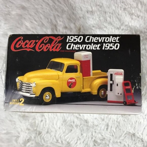 Vintage Coca-Cola 1950 Chevrolet Pickup 1/25 Model Kit w/Pop Machines & Cart - Picture 2 of 13